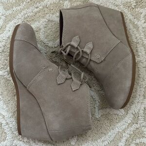 TOMS Desert Wedge Bootie - Taupe Suede